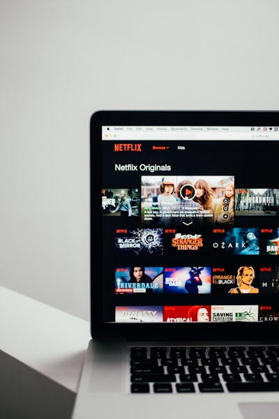 《乐队的夏天》第三季海报，摇滚乐队演出场景