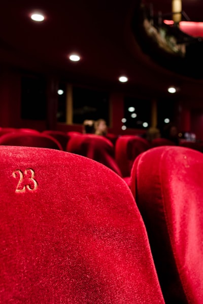 《宇宙探索编辑部》电影海报，荒诞科幻风格