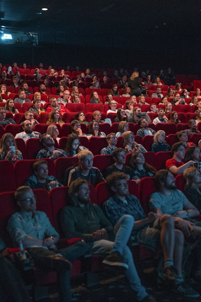 《星际穿越》电影海报，宇宙飞船穿越虫洞的壮观景象