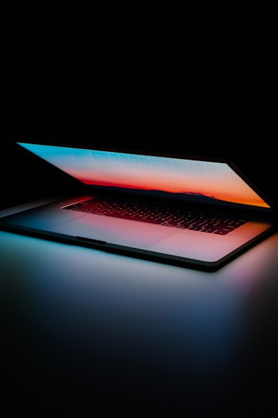 《网络谜踪2》电影海报，电脑屏幕与搜索界面