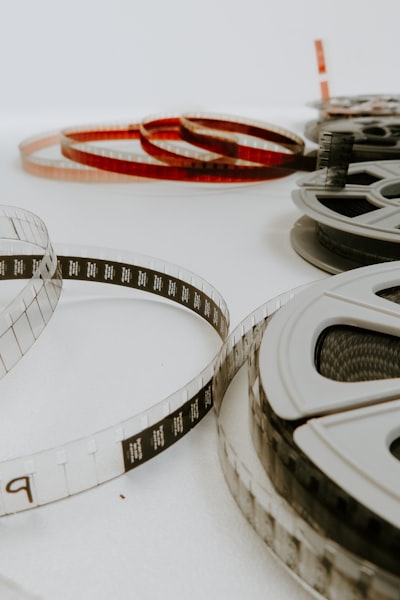 《寄生虫》电影海报，一家人半遮面的神秘构图