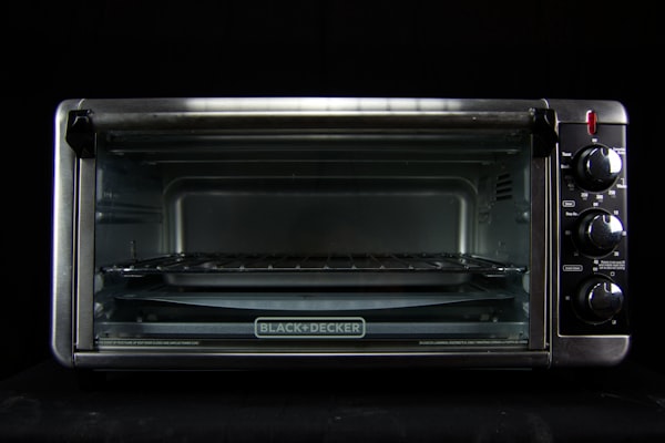 《闪电侠》第九季海报，超级英雄奔跑中带出闪电特效